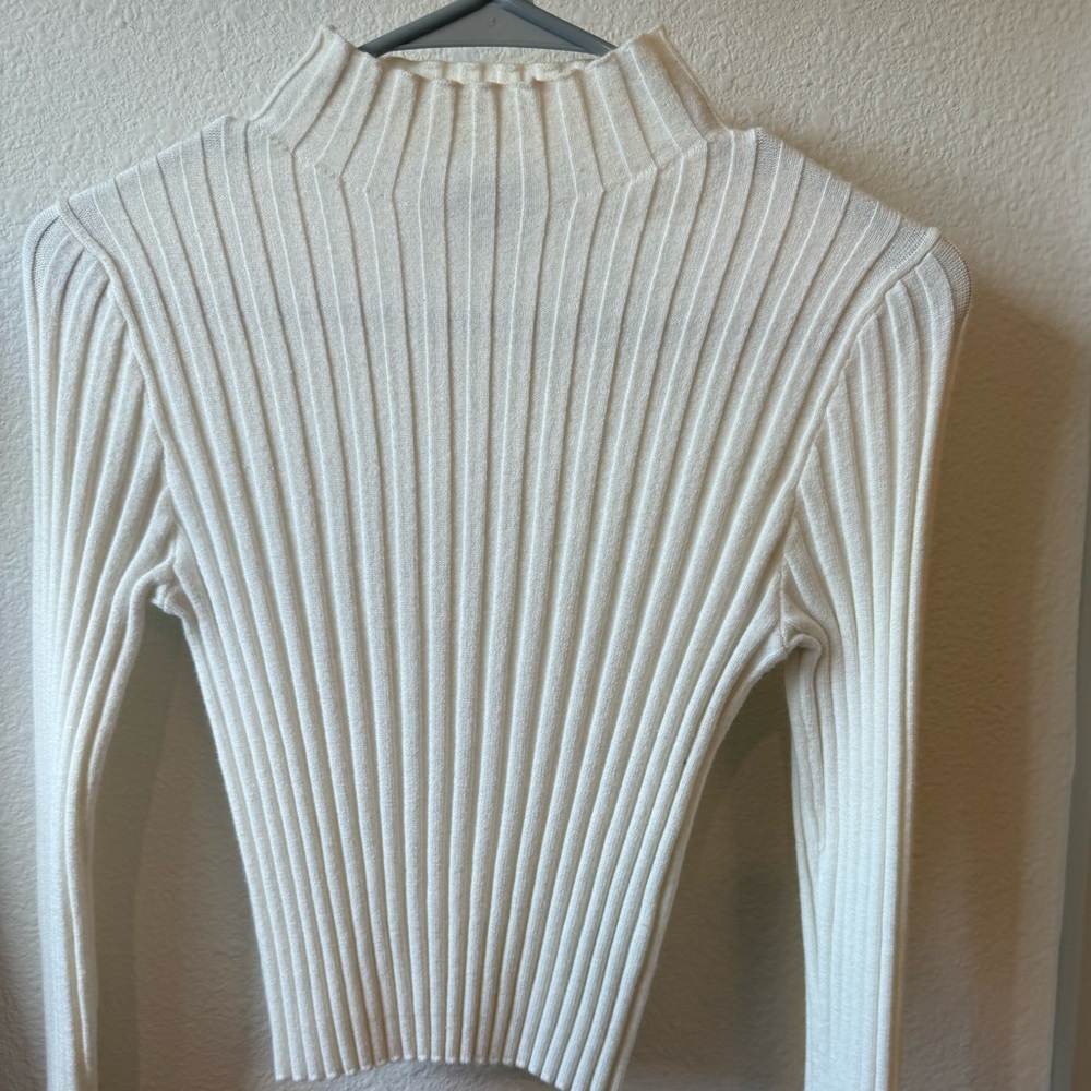 Elegant White Ribbed Turtleneck Sweater